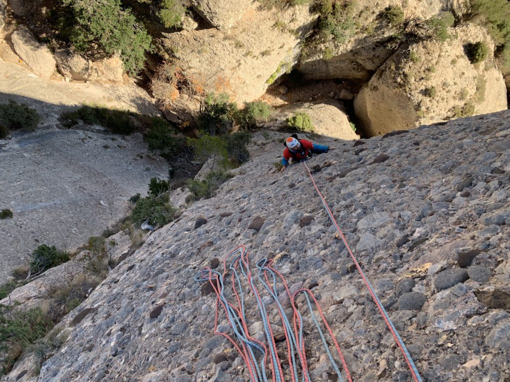 Escalant el primer llarg de la Terra de la Mel